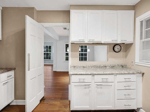 4th image of 3831 Saint Johns Ave