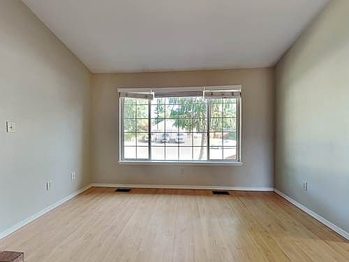 1st image of 905 Cresthaven Dr