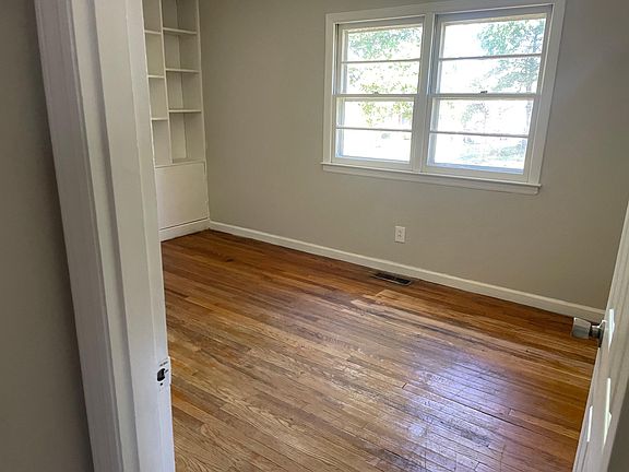 4th image of 2831 McKinney St
