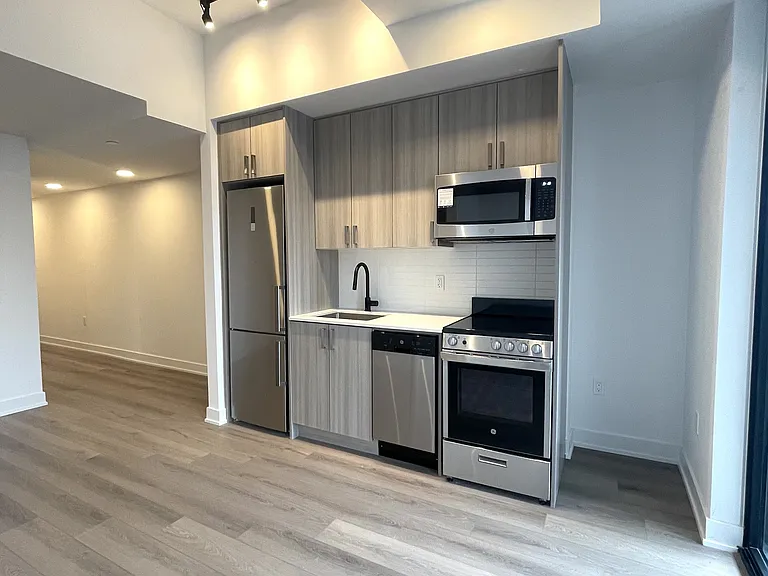 758 Dovercourt Rd #608 — Photo 3