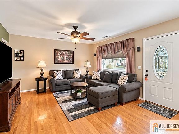 3rd image of 121 Hadley St
