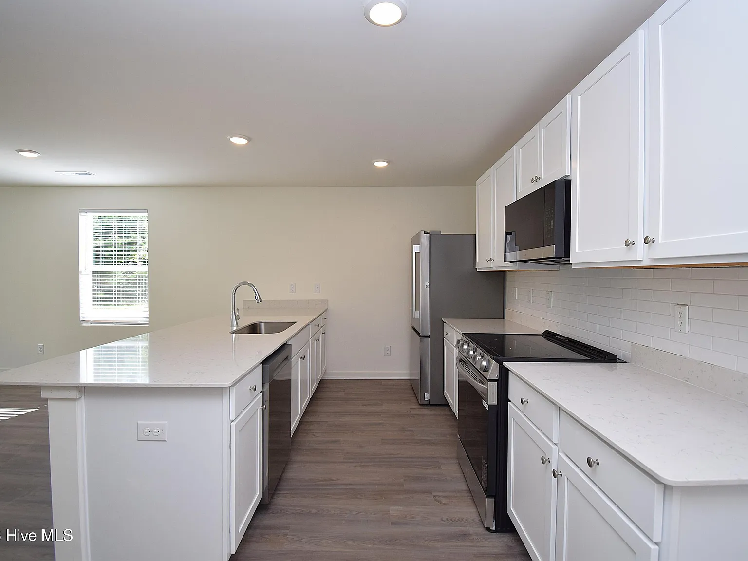 3 bed, 2.5 bath, $1,800 — Photo 2