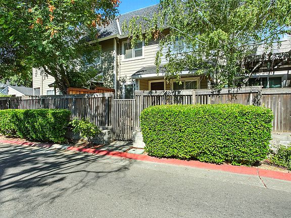 3rd image of 3090 Woods Cir
