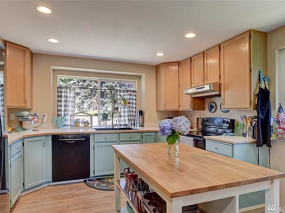 3rd image of 2051 Marina Vista Ct NE