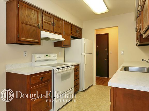 3rd image of 12-7 Foxwood Dr