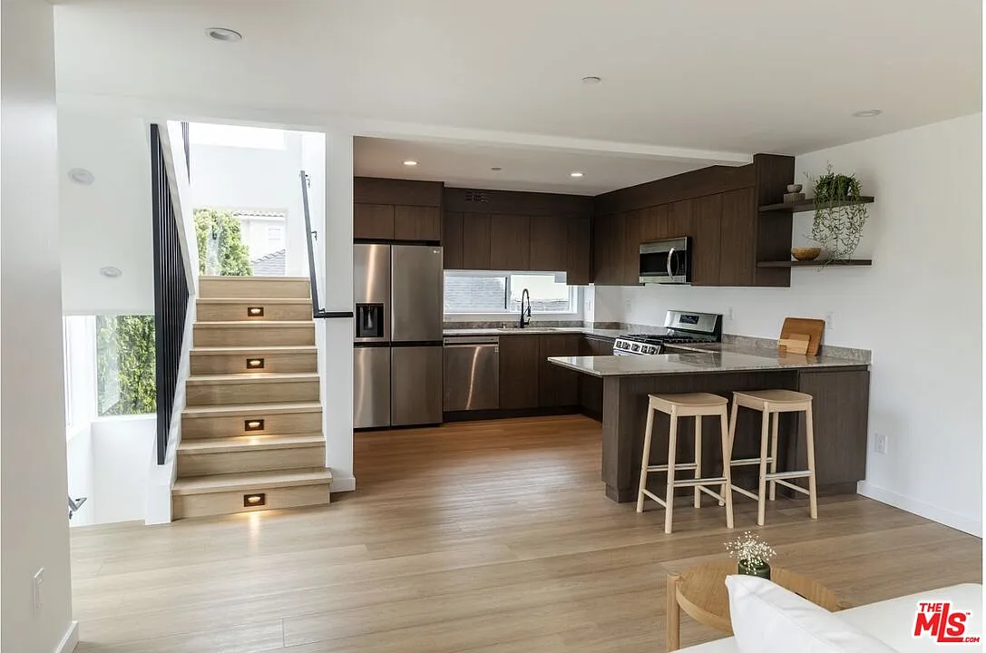 Building Photo - 843 N Mariposa Ave #1