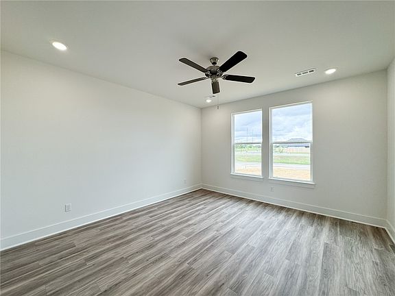 5th image of 49 S Harrogate Ln