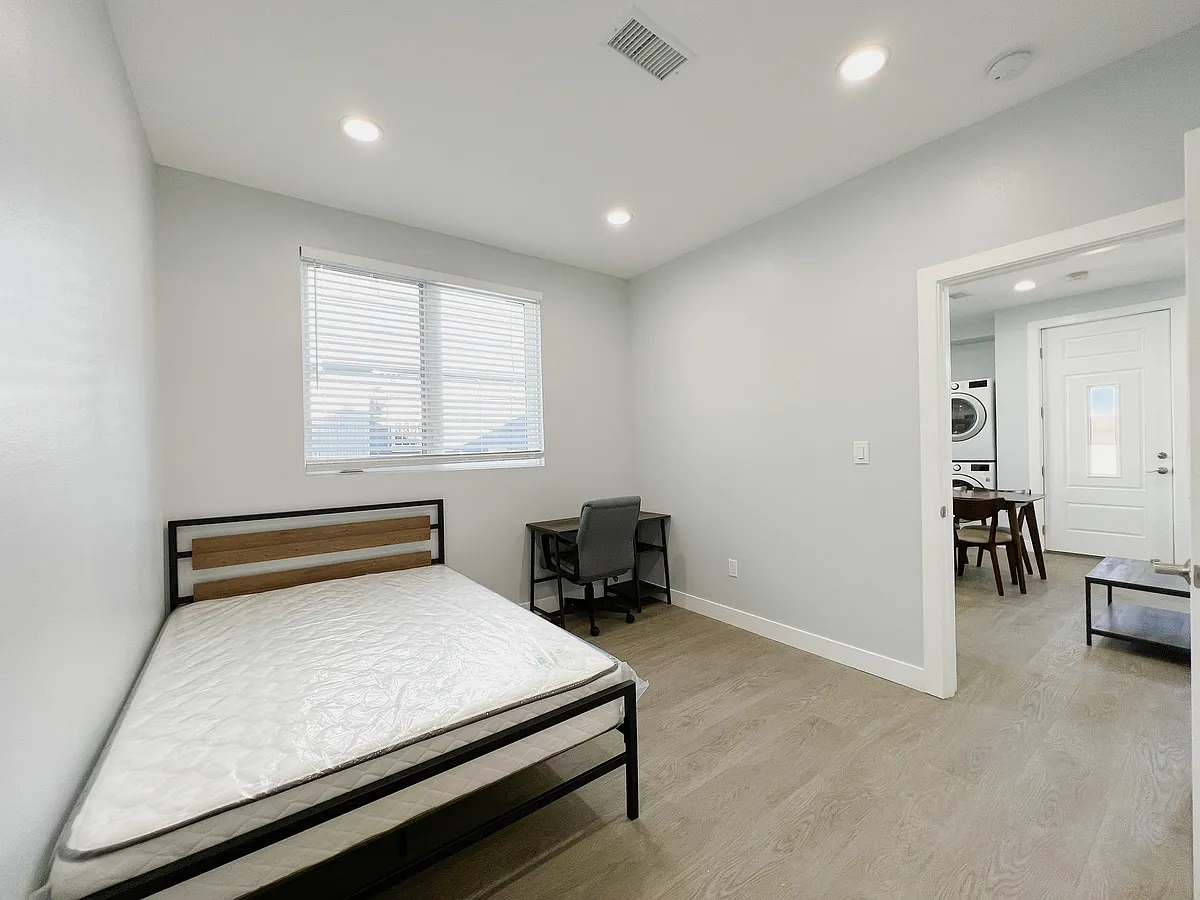 Building Photo - 2641 S Budlong Ave #2641
