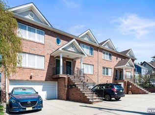 89 W Palisades Blvd, Palisades Park, NJ 07650