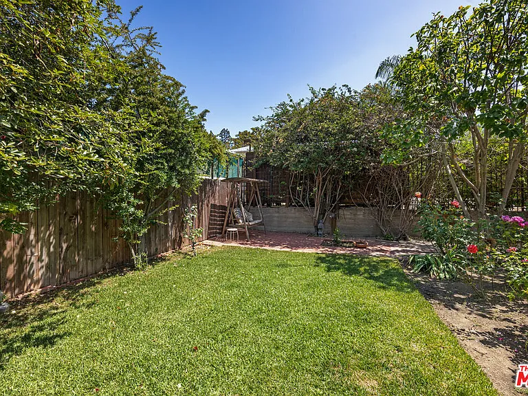 2411 Saint George St — Photo 22
