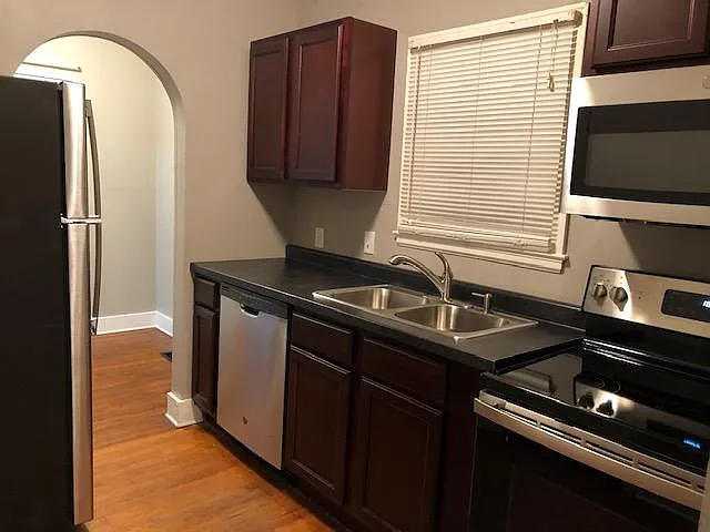 3 bed, 1200 sqft, $2,250 — Photo 3