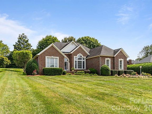 3rd image of 2936 Palmer Dr NE