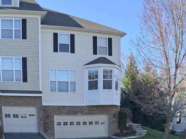 45 Woodcrest Ln, Danbury, CT 06810