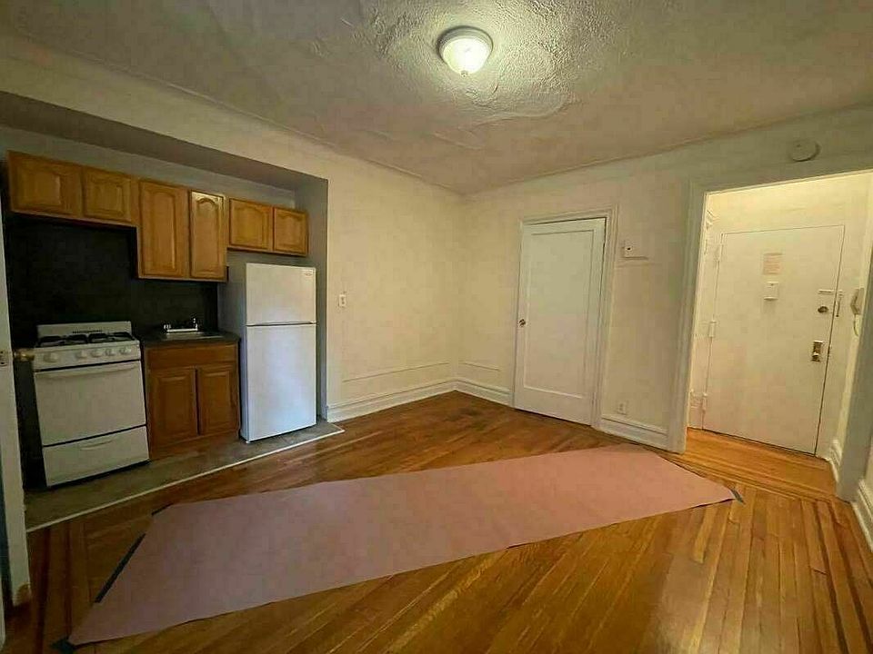 2nd image of 256 Cumberland St #1109
