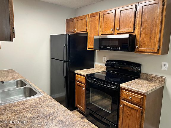 4th image of 1027 Blinken St