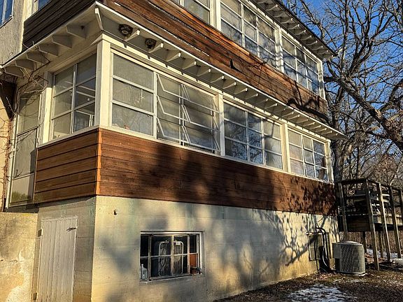 4th image of 2422 N River Rd