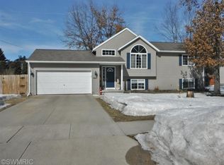 665 Hunt St SE, Lowell, MI 49331