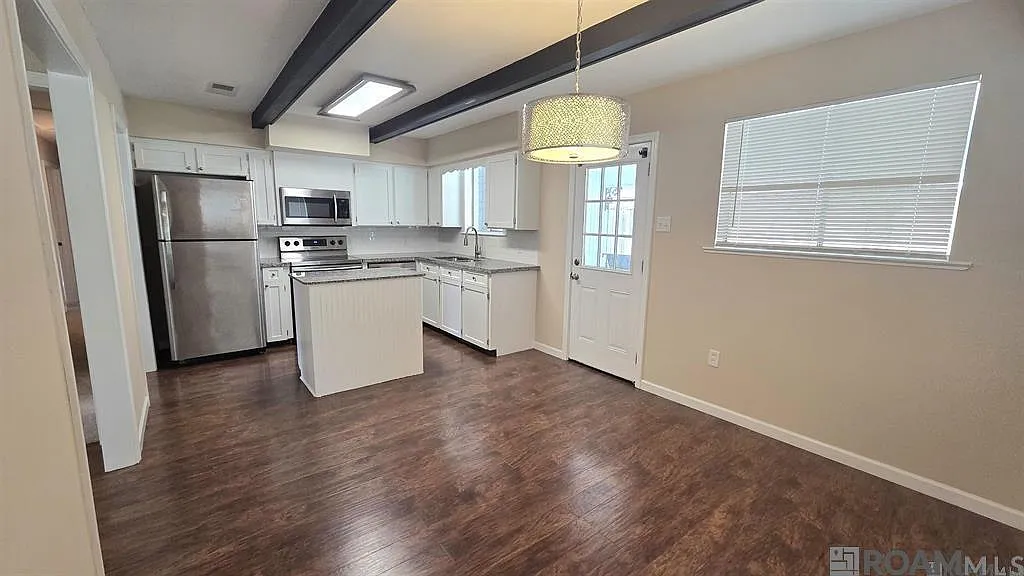 3 bed, 1876 sqft, $1,800 — Photo 2
