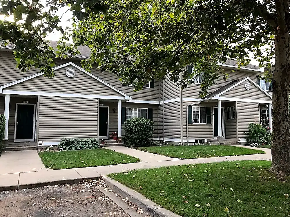 Royale Glen — Photo 2