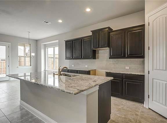 5th image of 2310 Lucerne Dr