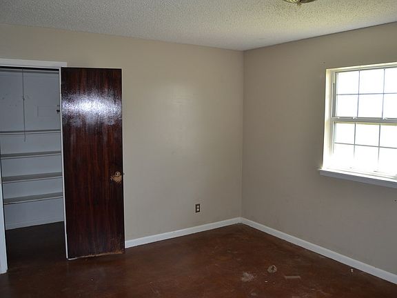 4th image of 1025 W Fm 2105