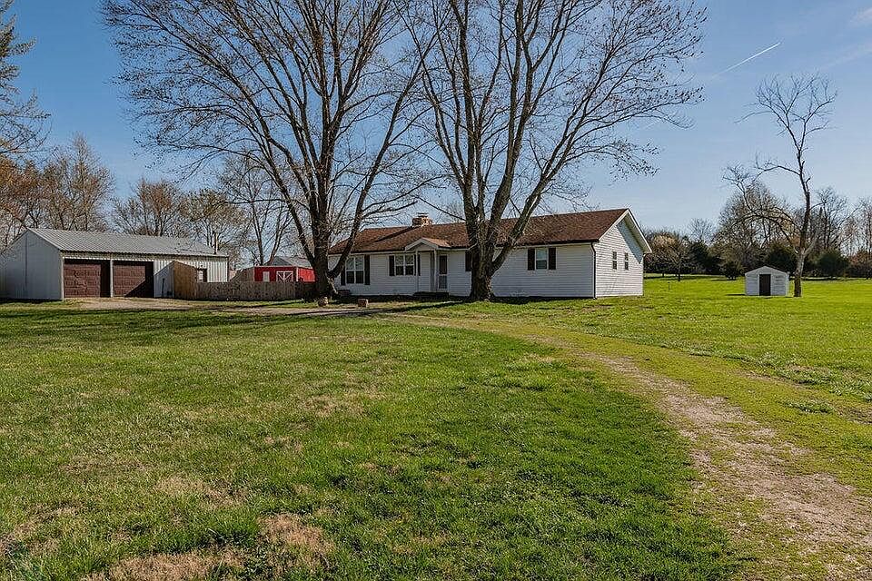 2nd image of 200 Everglade Drive