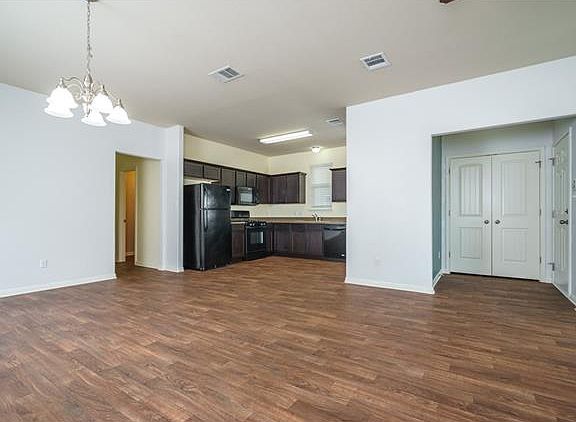 4th image of 121 Preston Trl