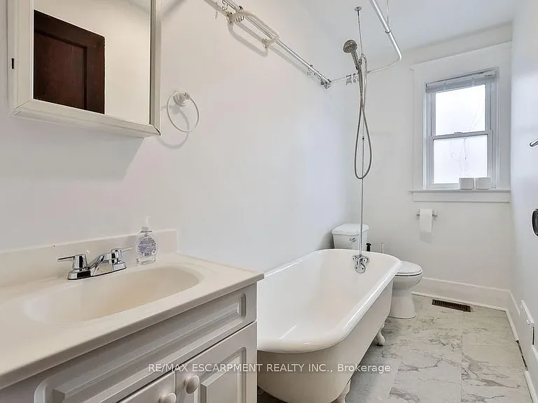 311 Queen St S — Photo 30