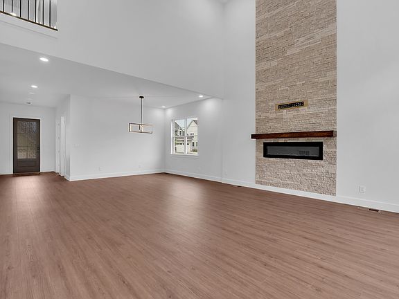4th image of 347 Campfire Ct