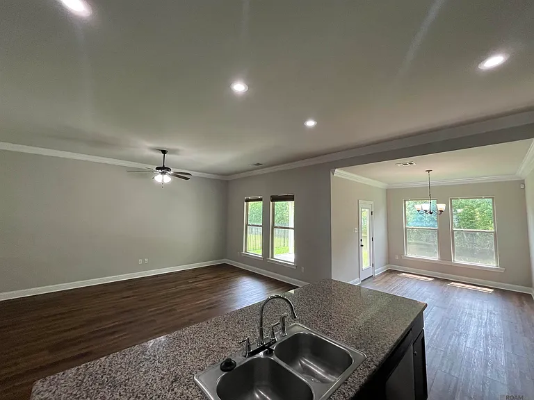 1303 Hickory Creek Dr — Photo 4