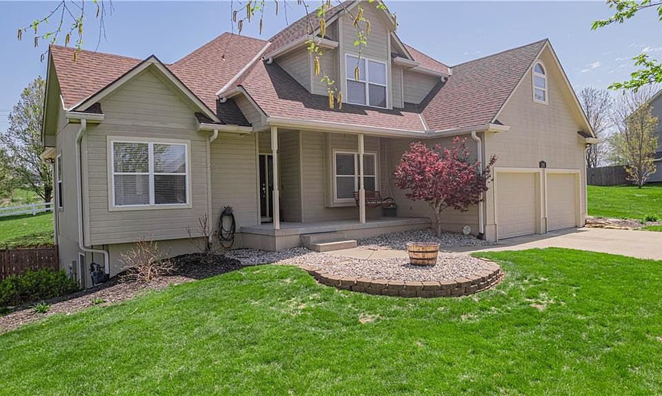 1st image of 2307 SE Horseshoe Dr