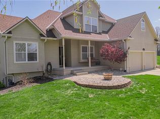 2307 SE Horseshoe Dr, Oak Grove, MO 64075