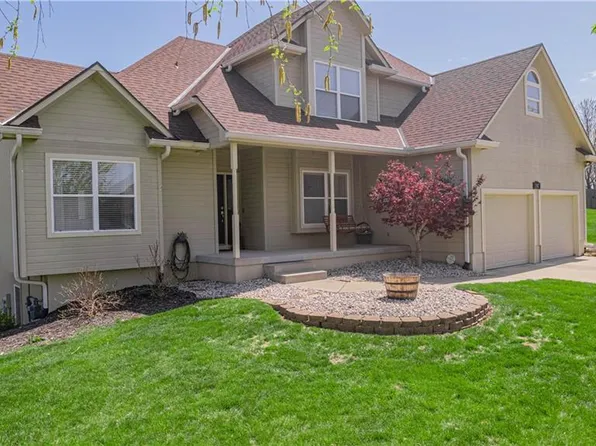 2307 SE Horseshoe Dr, Oak Grove, MO 64075