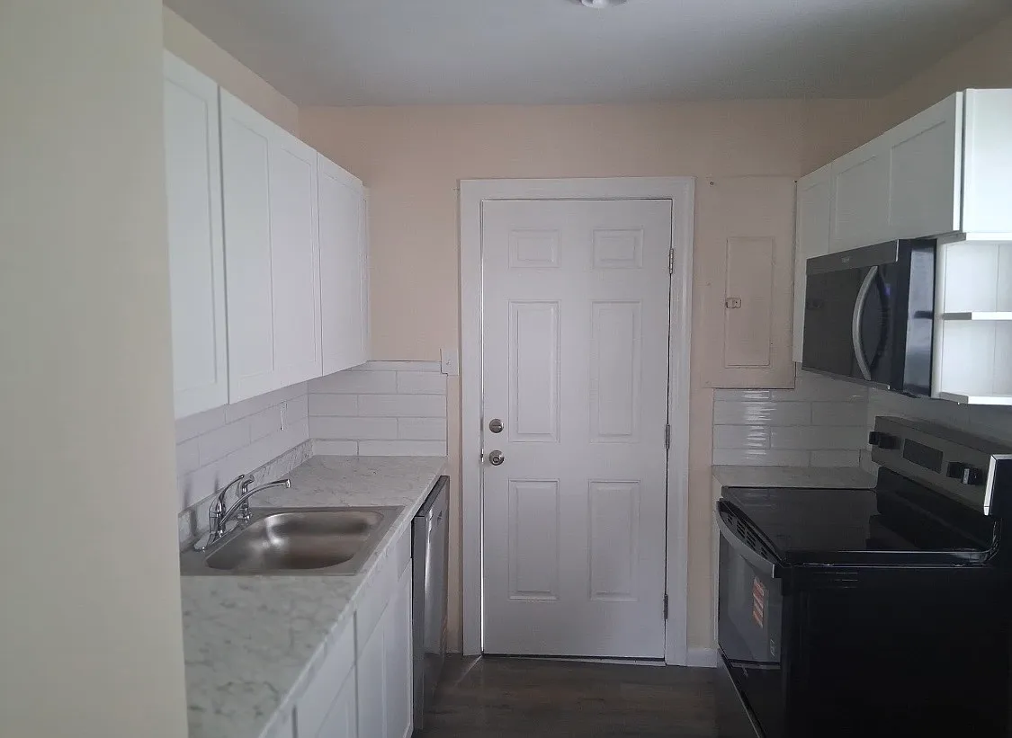 3 bed, 864 sqft, $2,100 — Photo 3