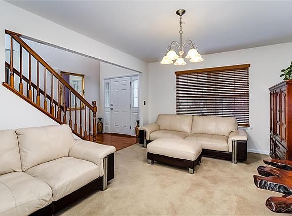 3rd image of 809 Staffordshire Ln
