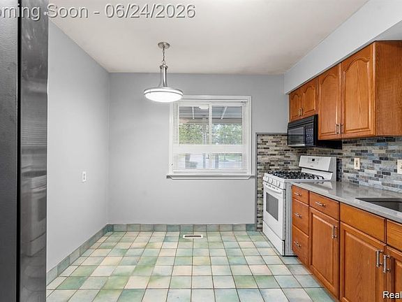 5th image of 323 N Campbell Rd
