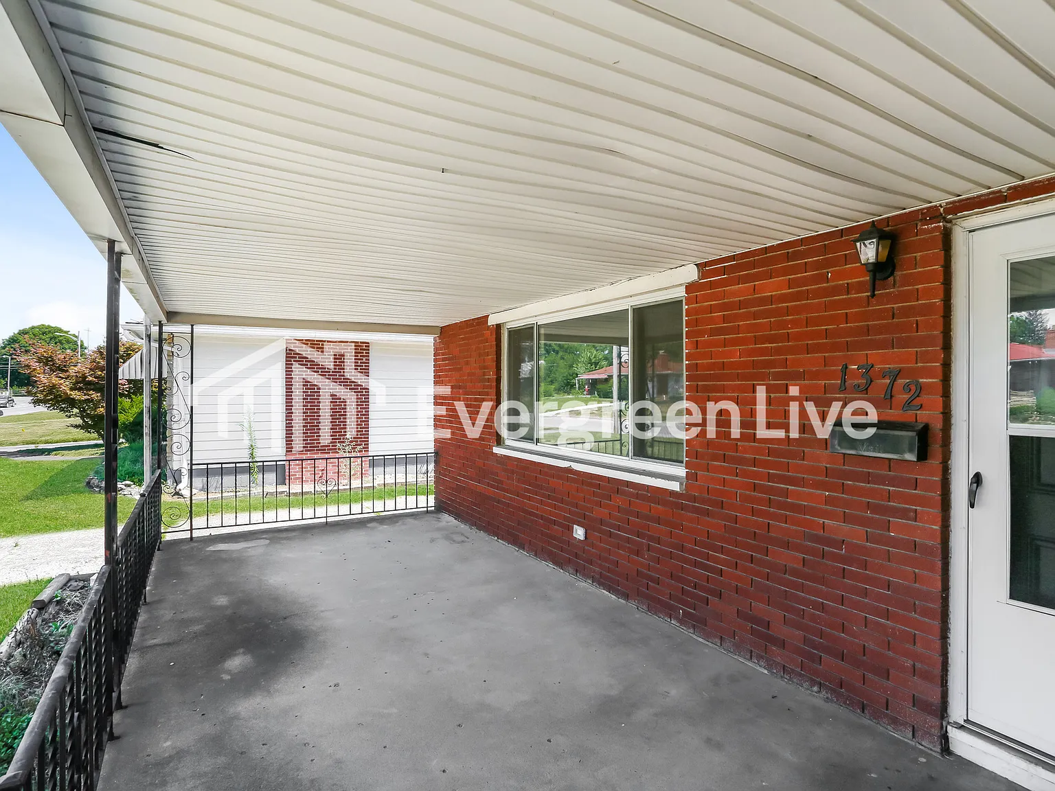 3 bed, 1.0 bath, 1302 sqft, $1,345 — Photo 3