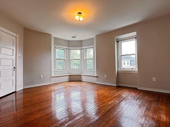 5th image of 4706 Cedar Ave