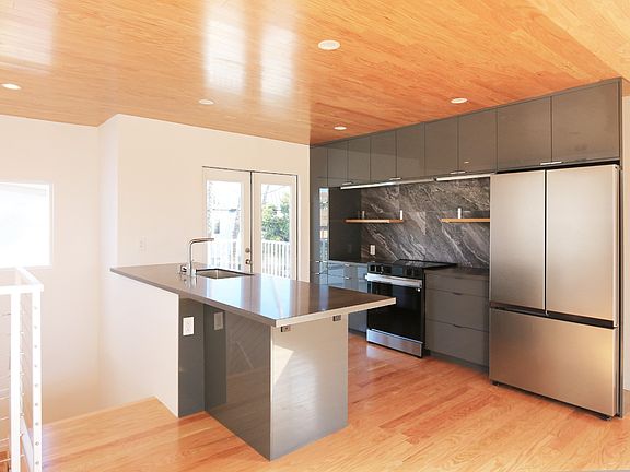 4th image of 431 Normandie Pl