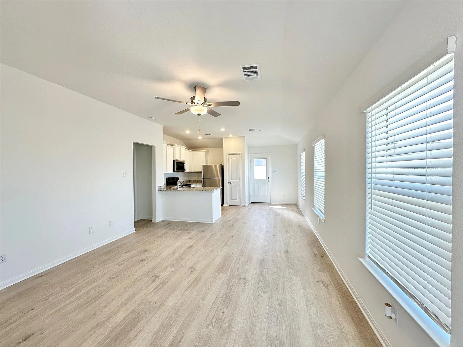 3 bed, 2.0 bath, 1076 sqft, $2,105 — Photo 2