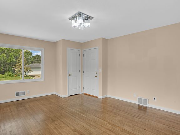 5th image of 4949 Jackson St NE