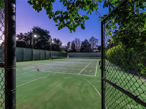 22955 Collins St, Woodland Hills, CA 91367