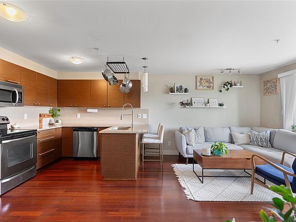 2nd image of 1315 Esquimalt Rd #217