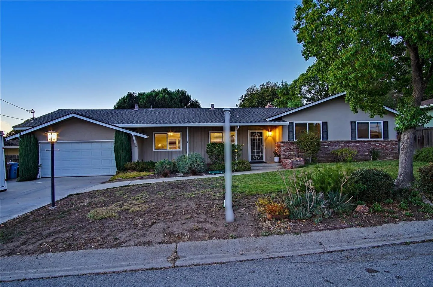 1050 Westward Dr photo 1