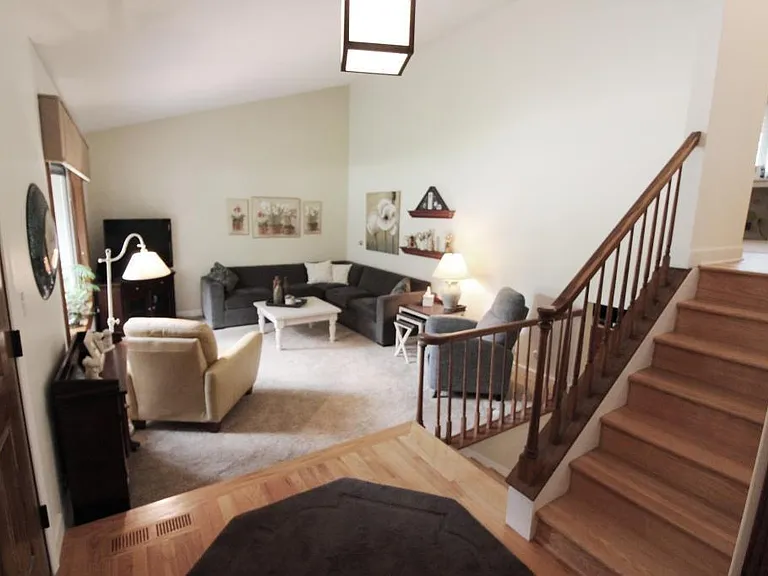 572 Kent Cir — Photo 3