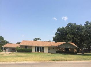 1423 Oak Hills Dr, Graham, TX 76450