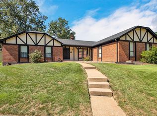 15511 Chequer Dr, Chesterfield, MO 63017