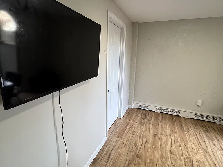 14212 Essex Dr #BASEMENT — Photo 2