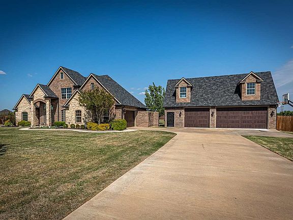 3rd image of 1216 NE Wisteria Ln