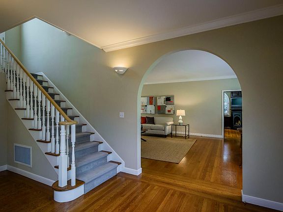 4th image of 105 Clark Dr